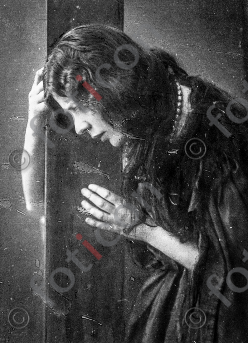 Maria Magdalena trauert am Kreuz | Mary Magdalene mourns on the cross - Foto foticon-simon-105-092-sw.jpg | foticon.de - Bilddatenbank für Motive aus Geschichte und Kultur